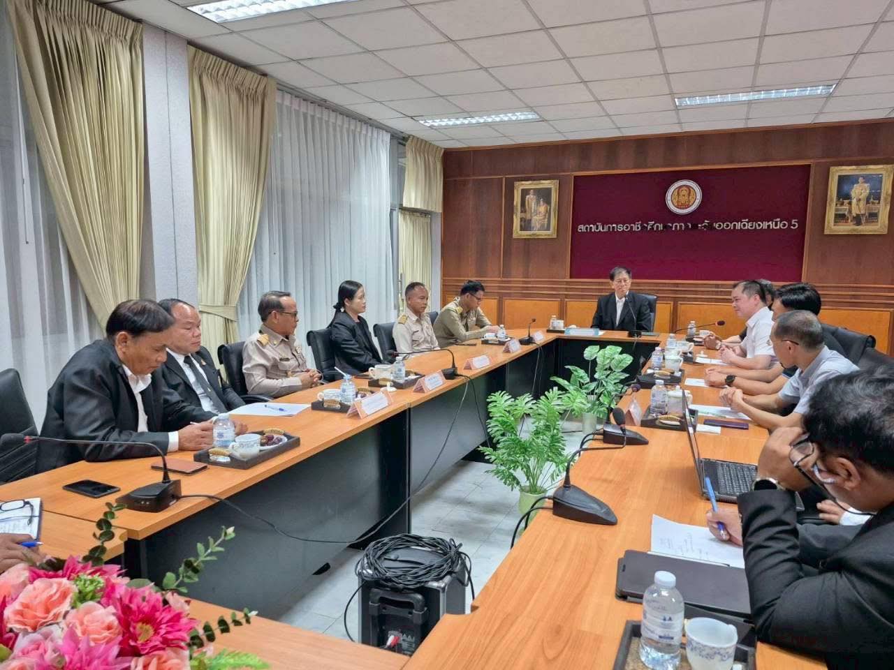 การอบรมภาษาจีน และการจัดตารางสอนร่วมกัน ในการสอนภาษาจีน ในสถานศึกษาสังกัดสถาบันการอาชีวศึกษาภาคตะวันออกเฉียงเหนือ 5 โดยมี ดร.สำเร็จ วงศ์ศักดา ผู้อำนวยการสถาบันการอาชีวศึกษาภาคตะวันออกเฉียงเหนือ 5 และผู้บริหารสถาบัน ผู้บริหารวิทยาลัย ครู อาจารย์ สถานศึกษาในสังกัดสถาบันฯ ร่วมแลกเปลี่ยนเรียนรู้ ซึ่งเบื้องต้นจะมีการจัดการเรียนการสอนแบบออนไซด์ (On site) ให้กับวิทยาลัยเทคนิคหลวงพ่อคูณ ปริสุทโธ วิทยาลัยเทคนิคชัยภูมิ และ วิทยาลัยเทคนิคสุรนารี ส่วนสถานศึกษาอื่น ๆ จะเป็น รูปแบบออนไลน์ โดยมีอาจารย์ Huaichao Liang Associate professor และ Xinliang Zhang Associate professor จาก Zhejiang Financial College เป็นผู้สอนเพื่อเตรียมความพร้อม ภาษาจีน ให้กับนักศึกษา เพื่อใช้ในการฝึกประสบการณ์ ฝึกอาชีพ และการทำงาน ในภาคอุตสาหกรรม 📣โดยโครงการนี้เกิดจากความร่วมมือระหว่างนิคมอุตสาหกรรมบ่อทอง 33 บริษัท การศึกษานานาชาติถังฟง กรุ๊ป และสถาบันการอาชีวศึกษาภาคตะวันออกเฉียงเหนือ 5 ซึ่งจะเป็นความร่วมมือในการพัฒนาครู อาจารย์ และนักศึกษา เช่น การศึกษาทวิวุฒิ การอบรม การฝึกงาน ฝึกอาชีพ และพัฒนาการศึกษา ให้ยั่งยืน และเกิดประโยชน์สูงสุดต่อไป